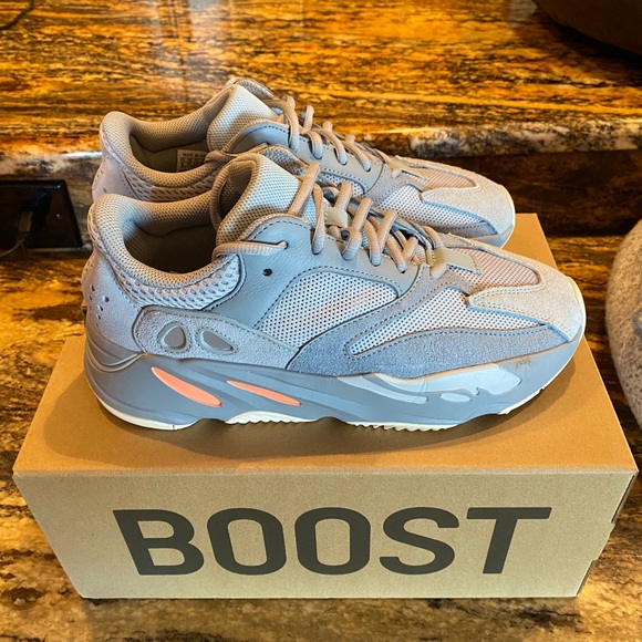 yeezy 700 size 8